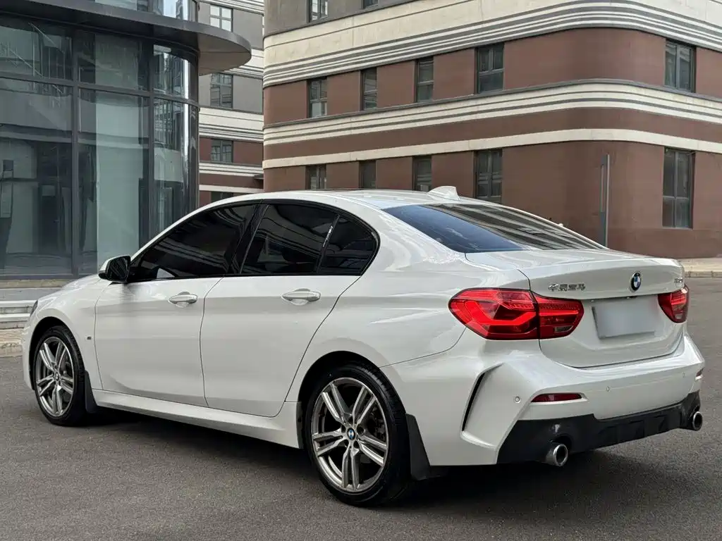 BMW 1 Series 2019 — фото 16