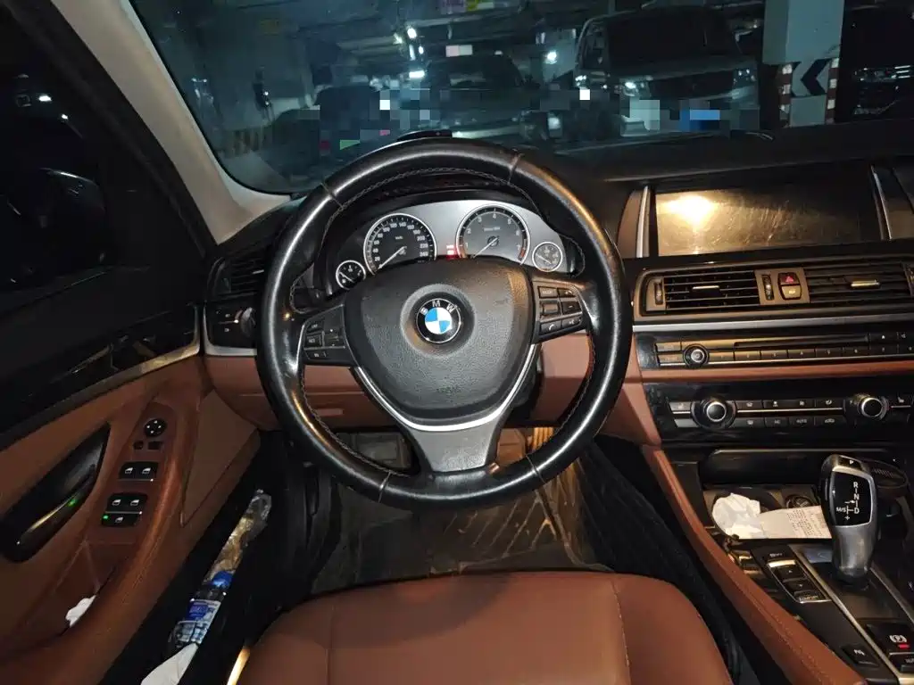 BMW 5 Series 2017 — фото 11