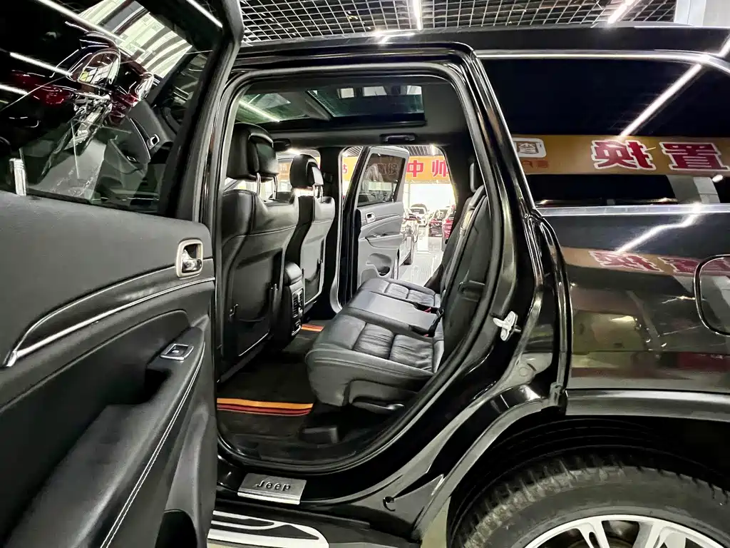 Jeep Grand Cherokee 2017 — фото 13