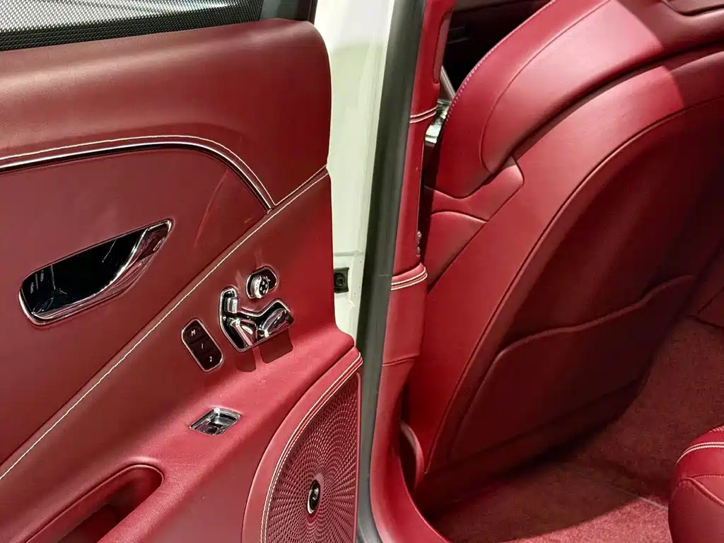 Bentley Flying Spur Plug-In Hybrid 2023 — фото 17