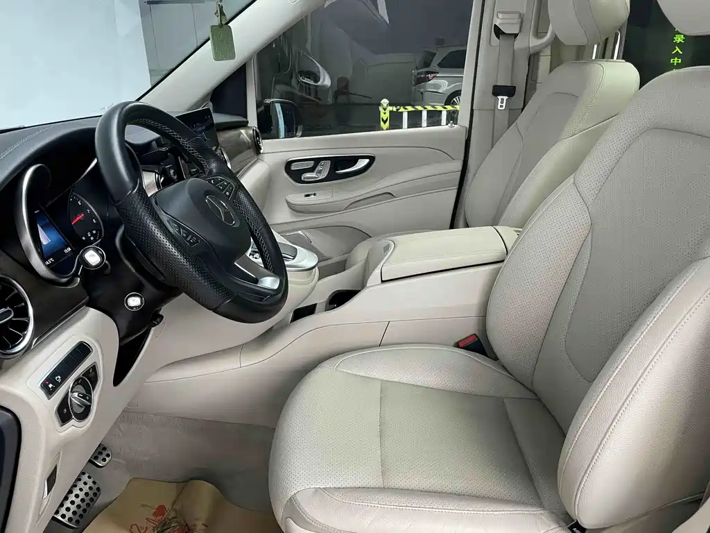 Mercedes-Benz V-Class 2022 — фото 18