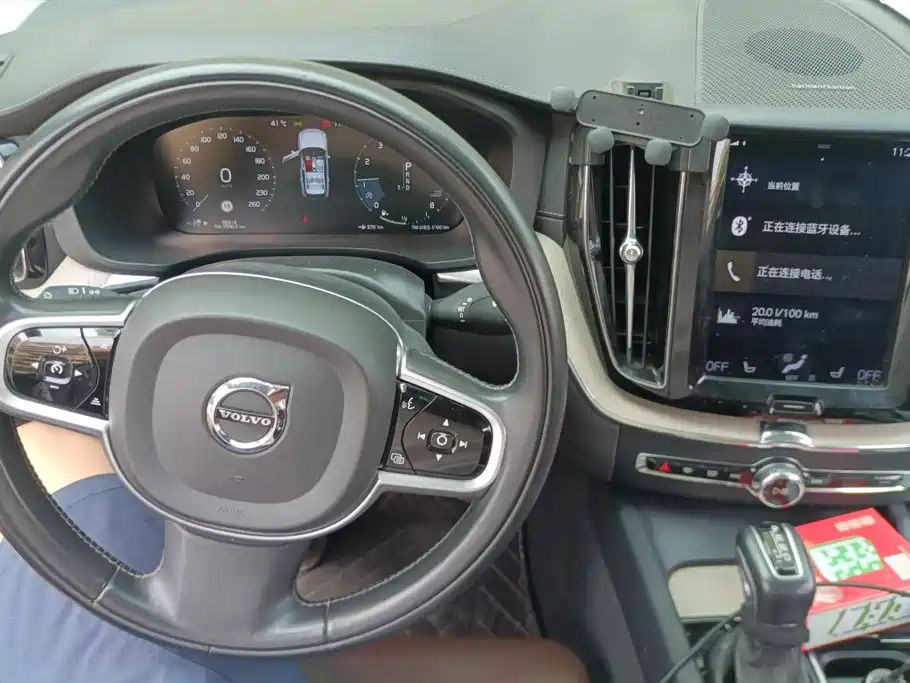 Volvo XC60 2019 — фото 12