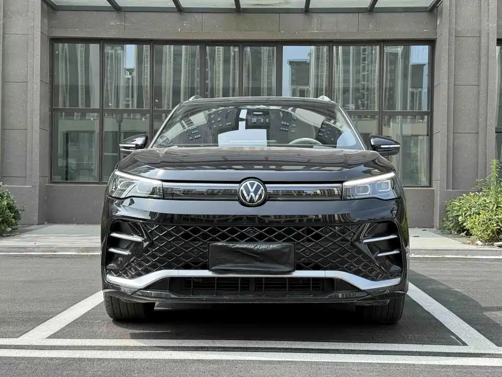 Volkswagen Tiguan L 2024 — фото 1