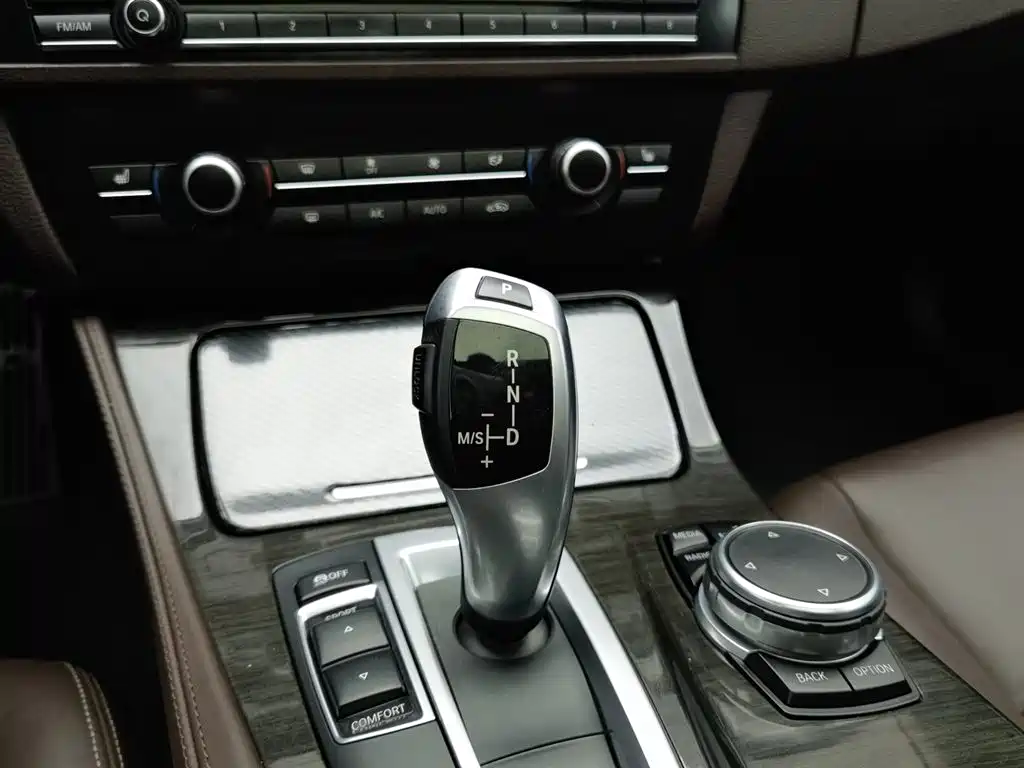 BMW 5 Series 2017 — фото 13