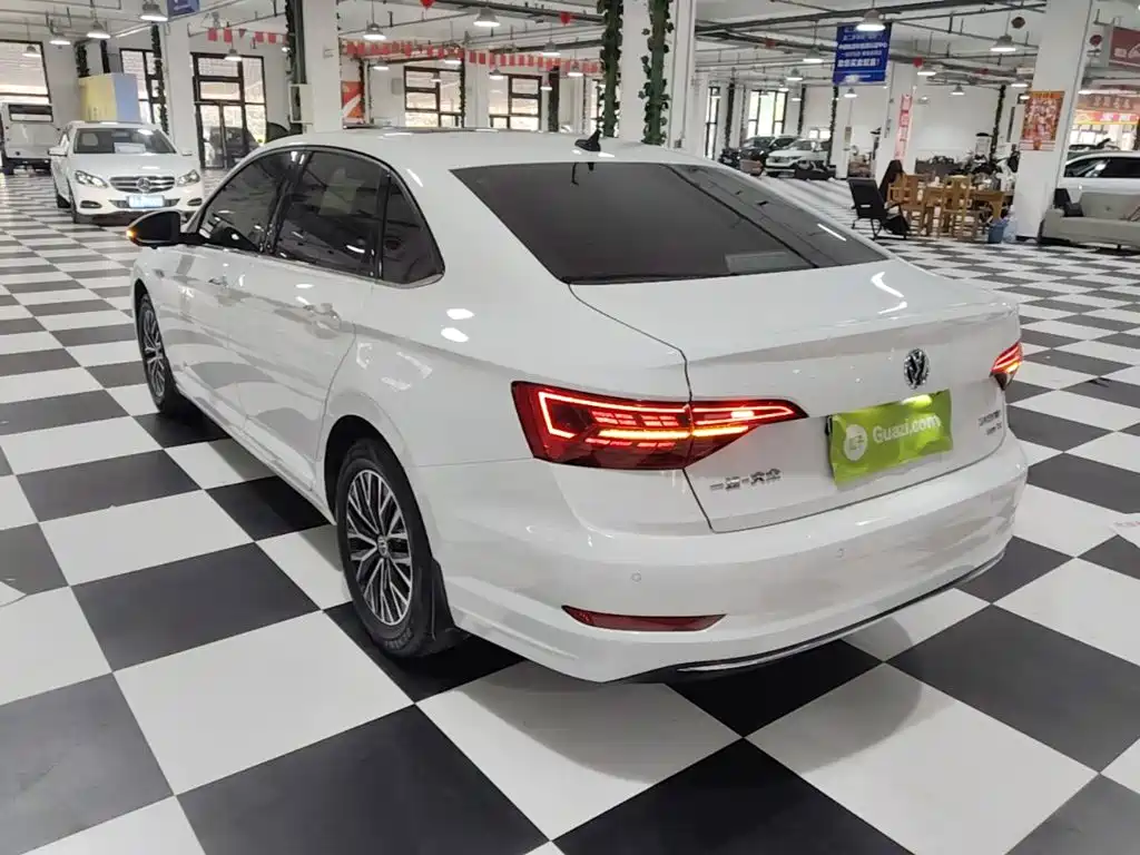 Volkswagen Sagitar 2021