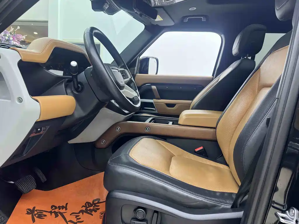 Land Rover Defender 2025
