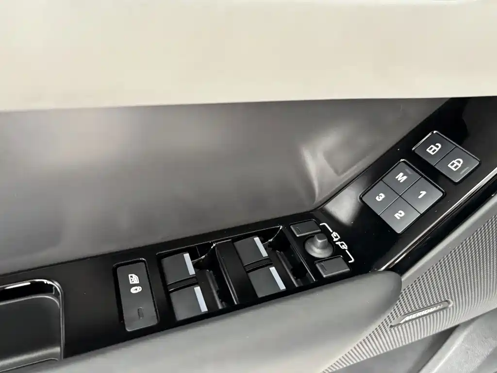 Land Rover Range Rover Velar 2024 — фото 11