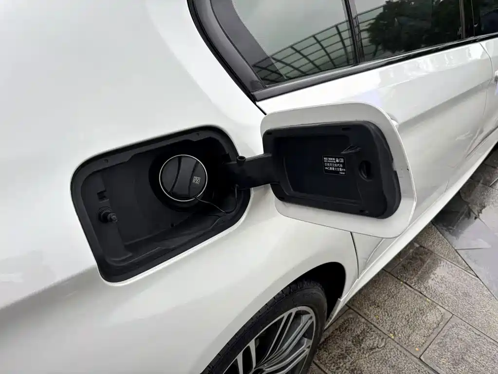 BMW 5 Series 2017 — фото 18