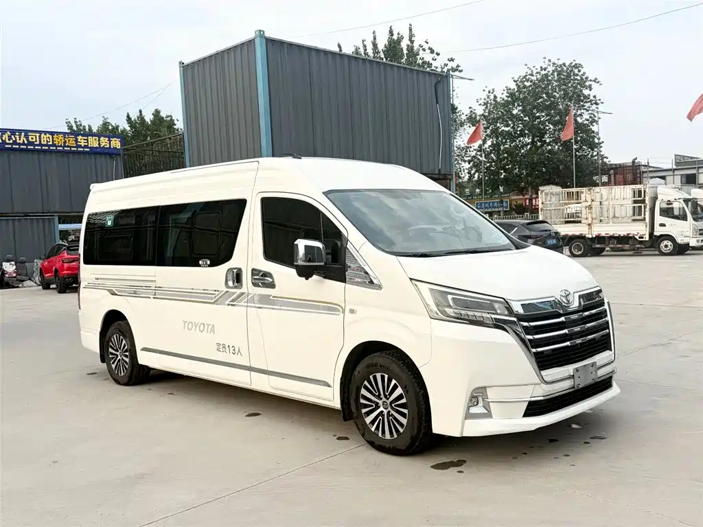 Toyota Hiace 2022 — фото 16