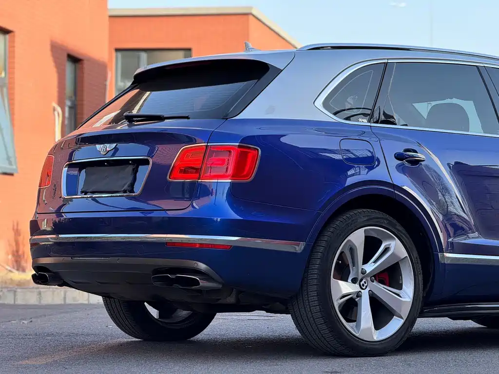 Bentley Bentayga 2018 — фото 17