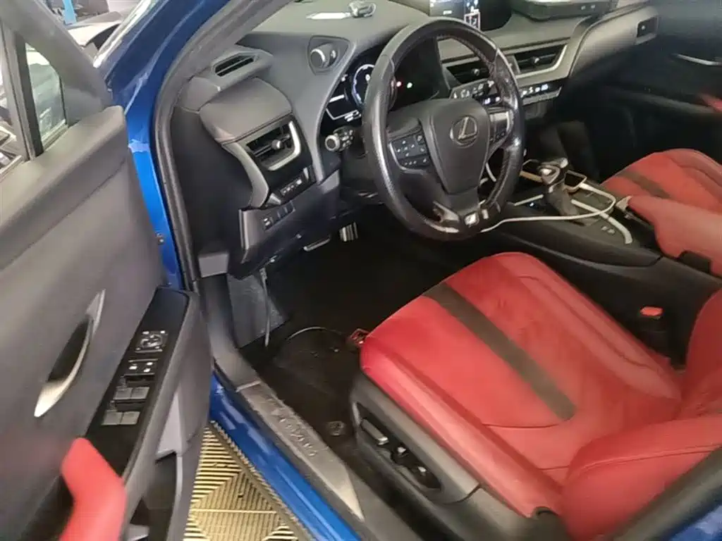 Lexus UX 2019 — фото 16