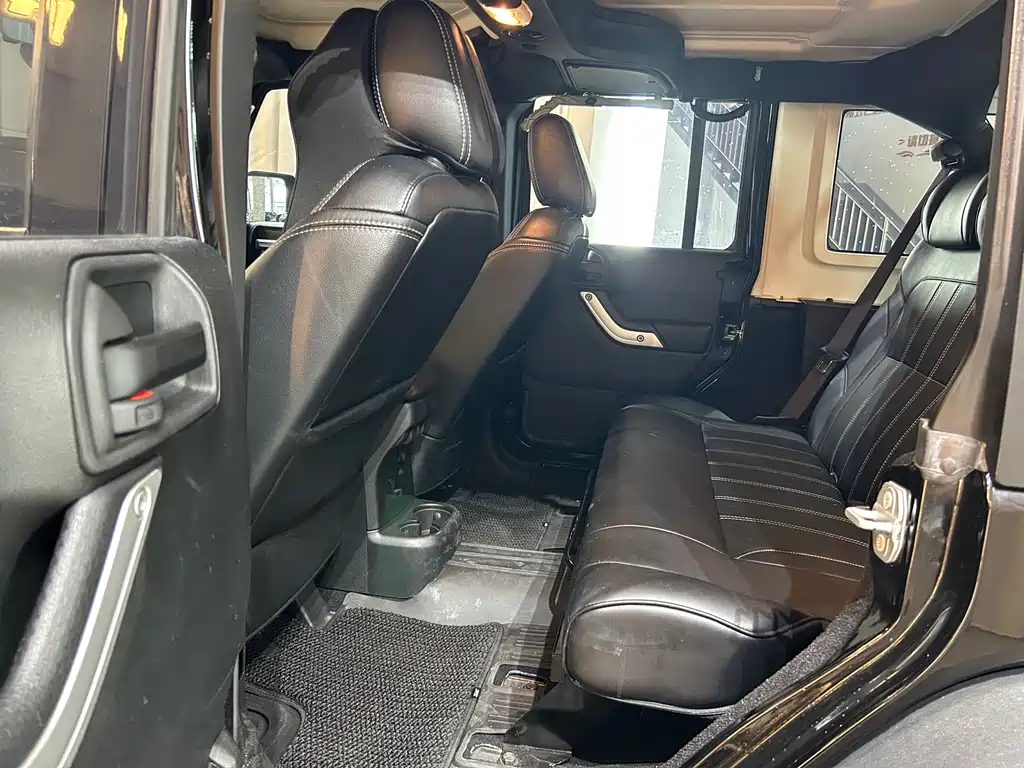 Jeep Wrangler 2019 — фото 10