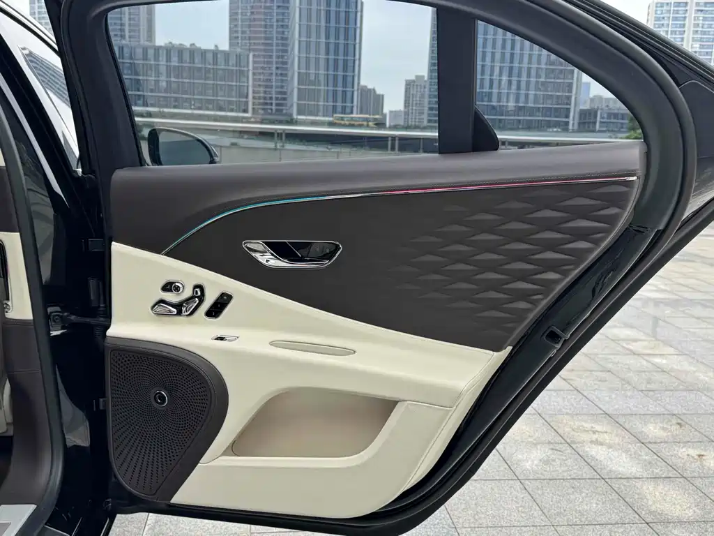 Bentley Flying Spur PHEV 2023 — фото 18