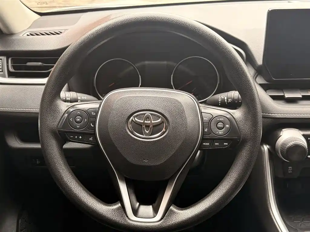 Toyota RAV4 2023 — фото 3