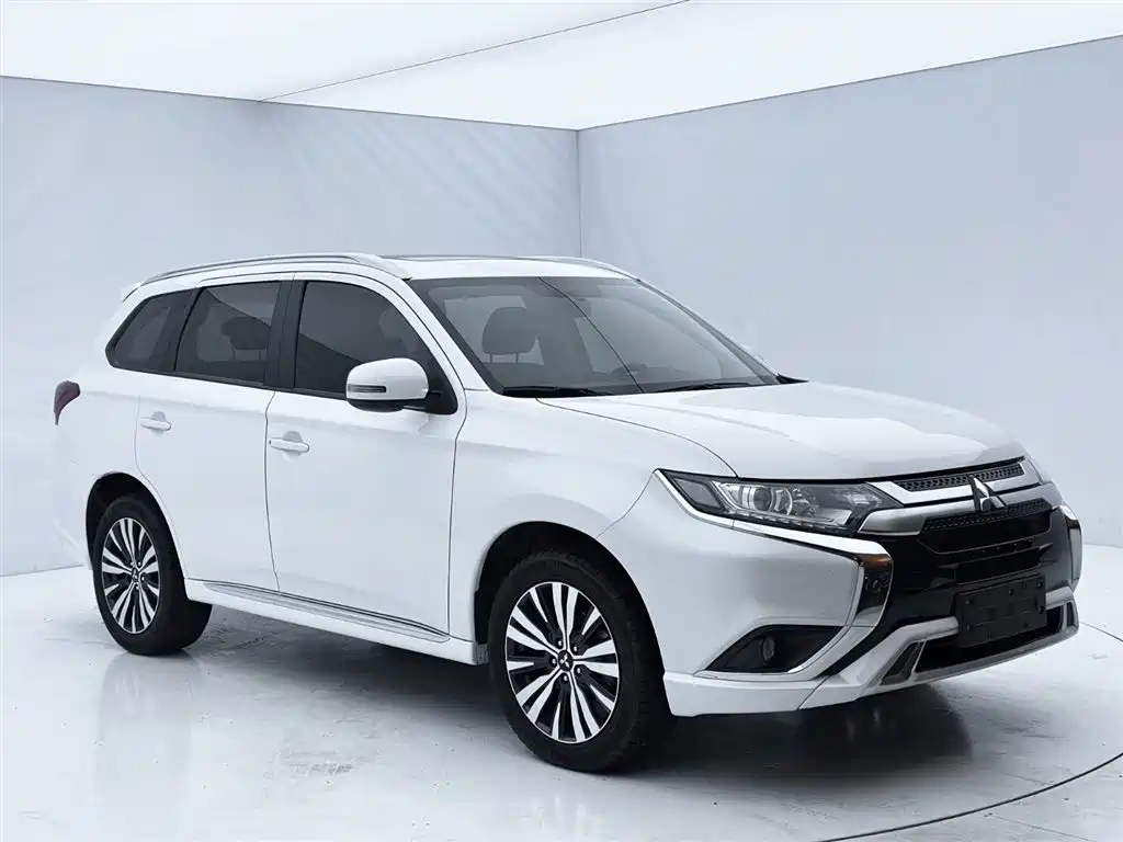 Mitsubishi Outlander 2021 — фото 3