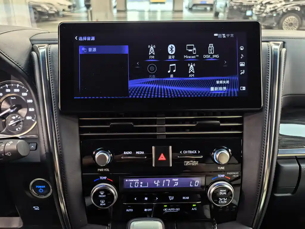 Lexus LM 2022 — фото 15