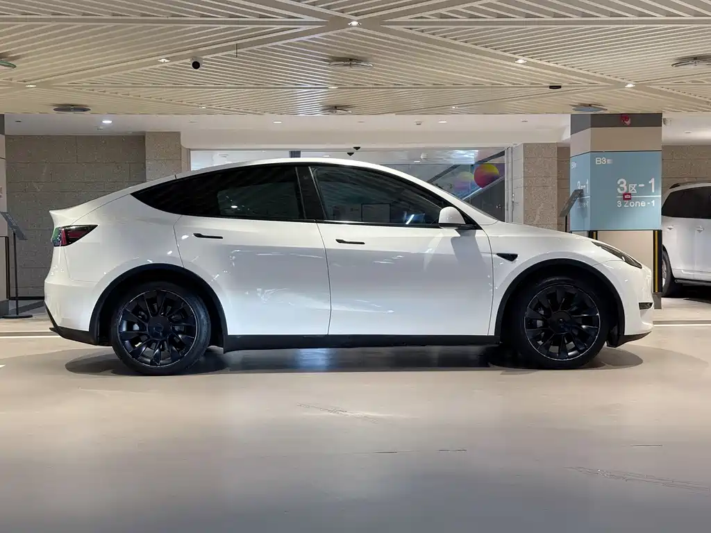 Tesla Model Y 2023 — фото 7