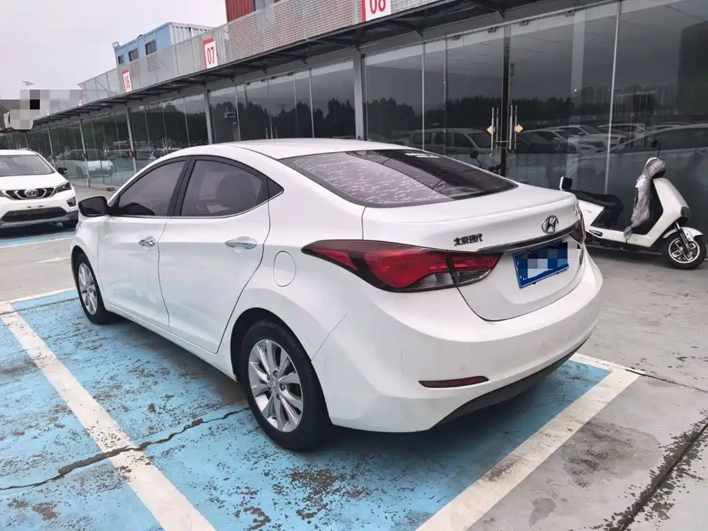 Hyundai Elantra 2017 — фото 25