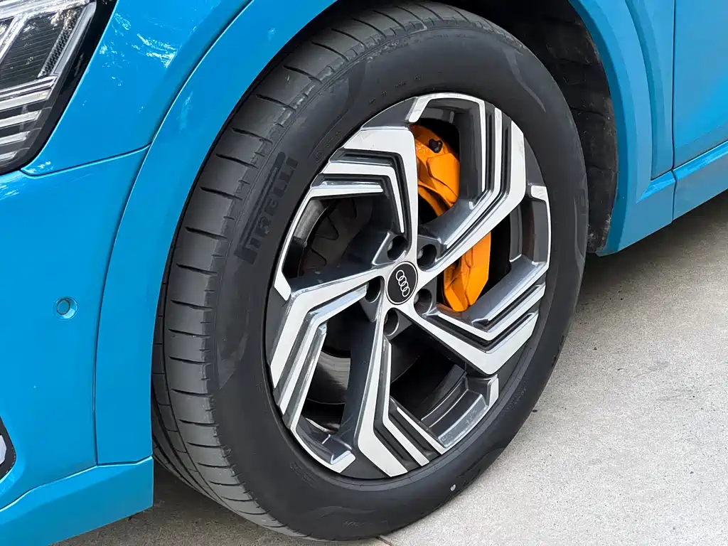 Audi e-tron 2022 — фото 10
