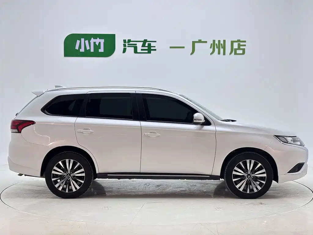 Mitsubishi Outlander 2023 — фото 6