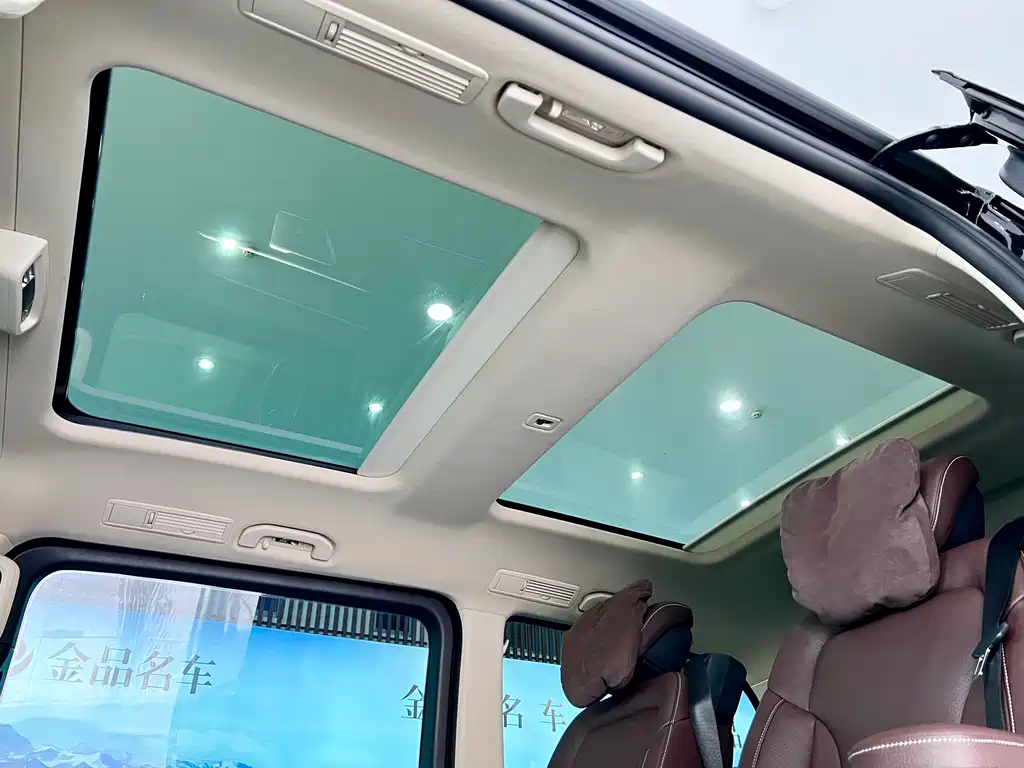 Mercedes-Benz V-Class 2025 — фото 12