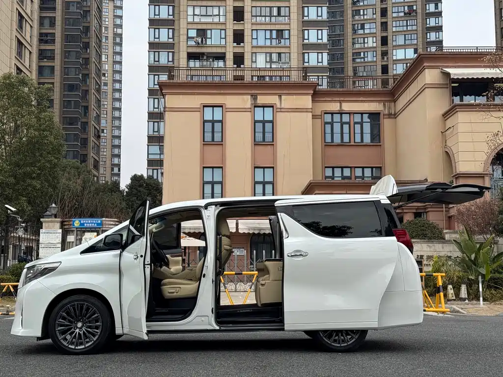 Toyota Alphard 2017 — фото 19