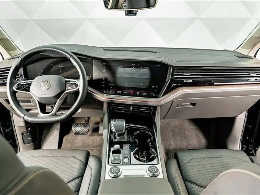 Volkswagen Touareg 2023 — фото 14