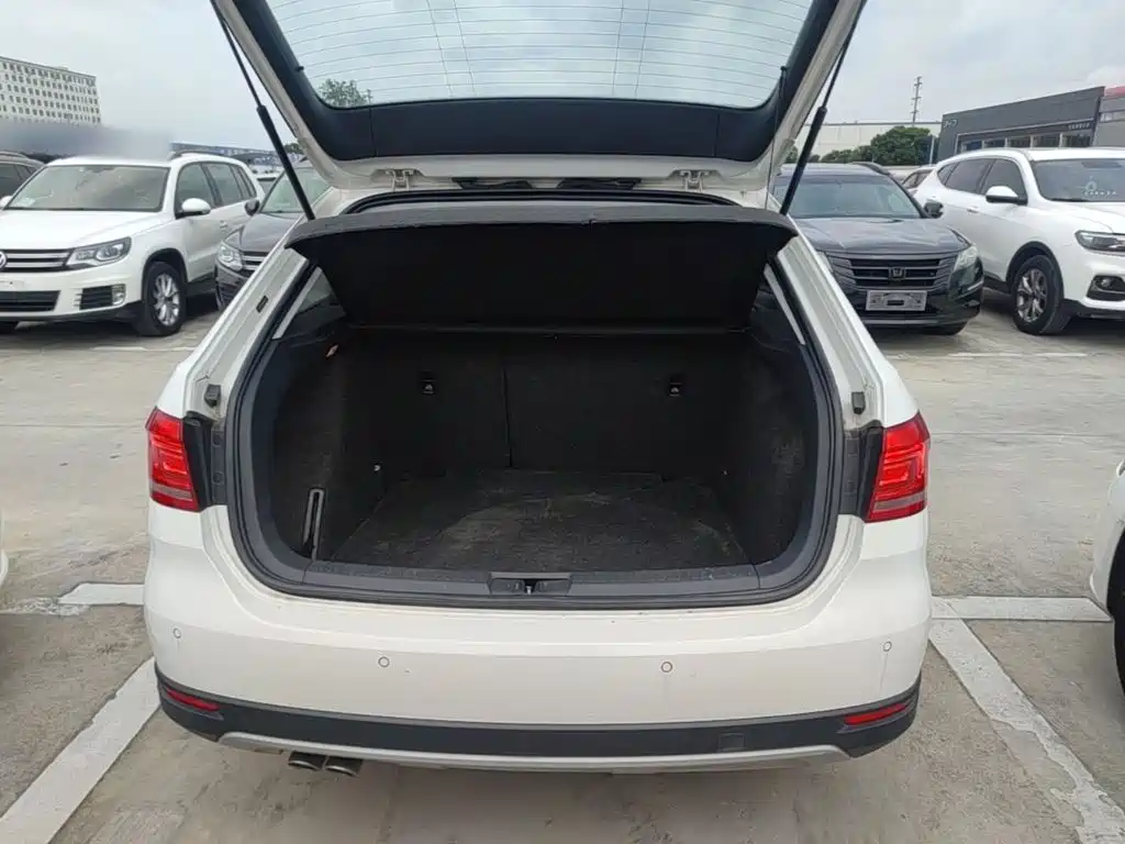 Volkswagen Cross Lavida 2015 — фото 19