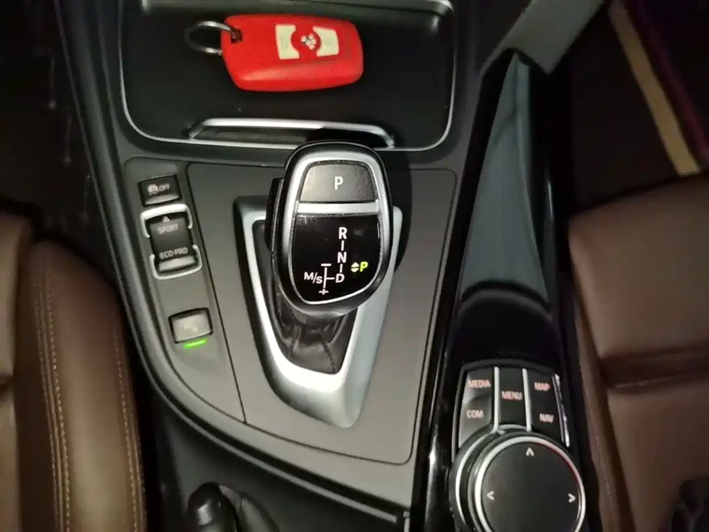 BMW 3 Series 2017 — фото 14