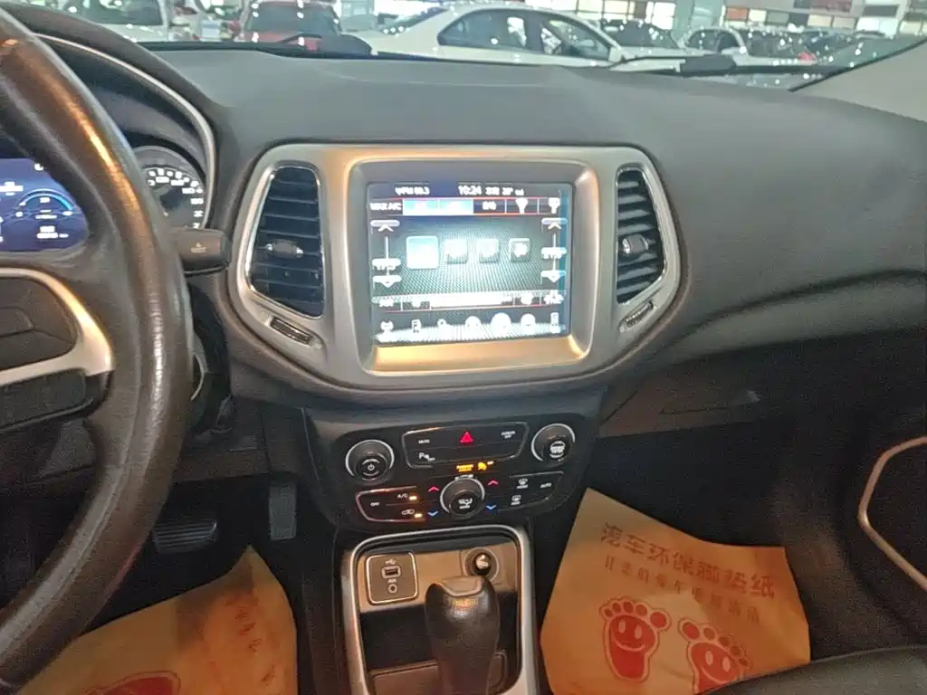 Jeep Compass 2018 — фото 13