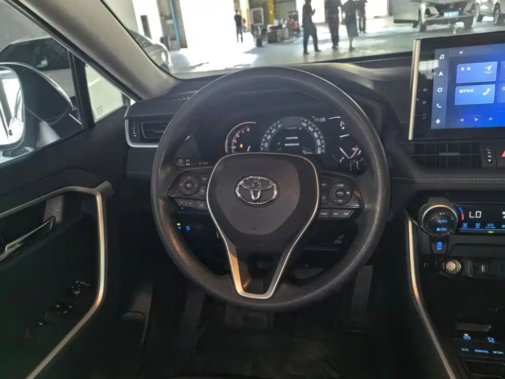 Toyota RAV4 2022 — фото 11