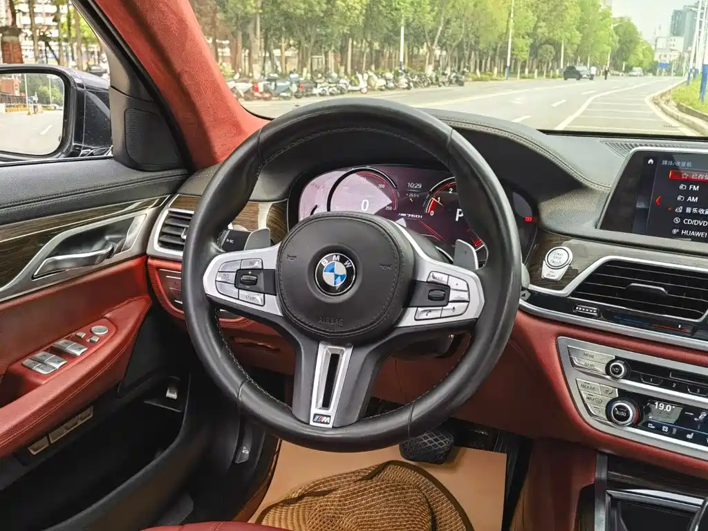 BMW 7 Series 2017 — фото 11