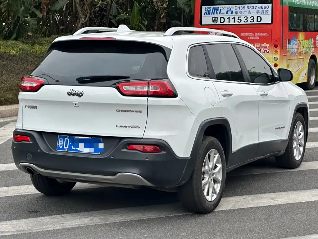 Jeep Cherokee 2017 — фото 9