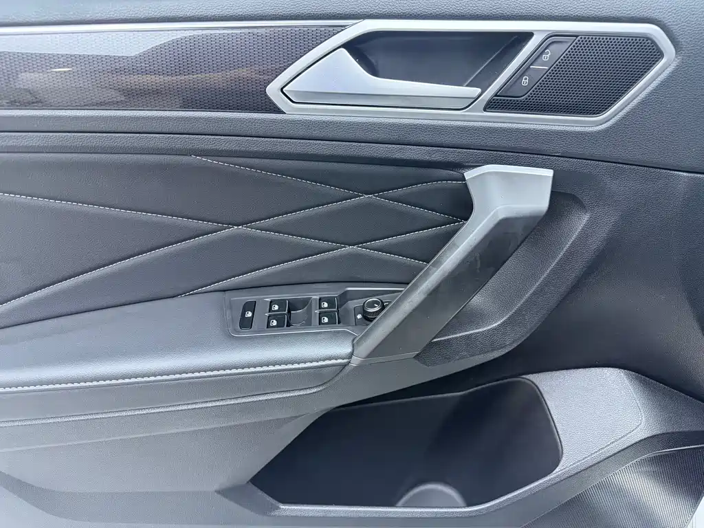 Volkswagen Tiguan L 2023 — фото 8