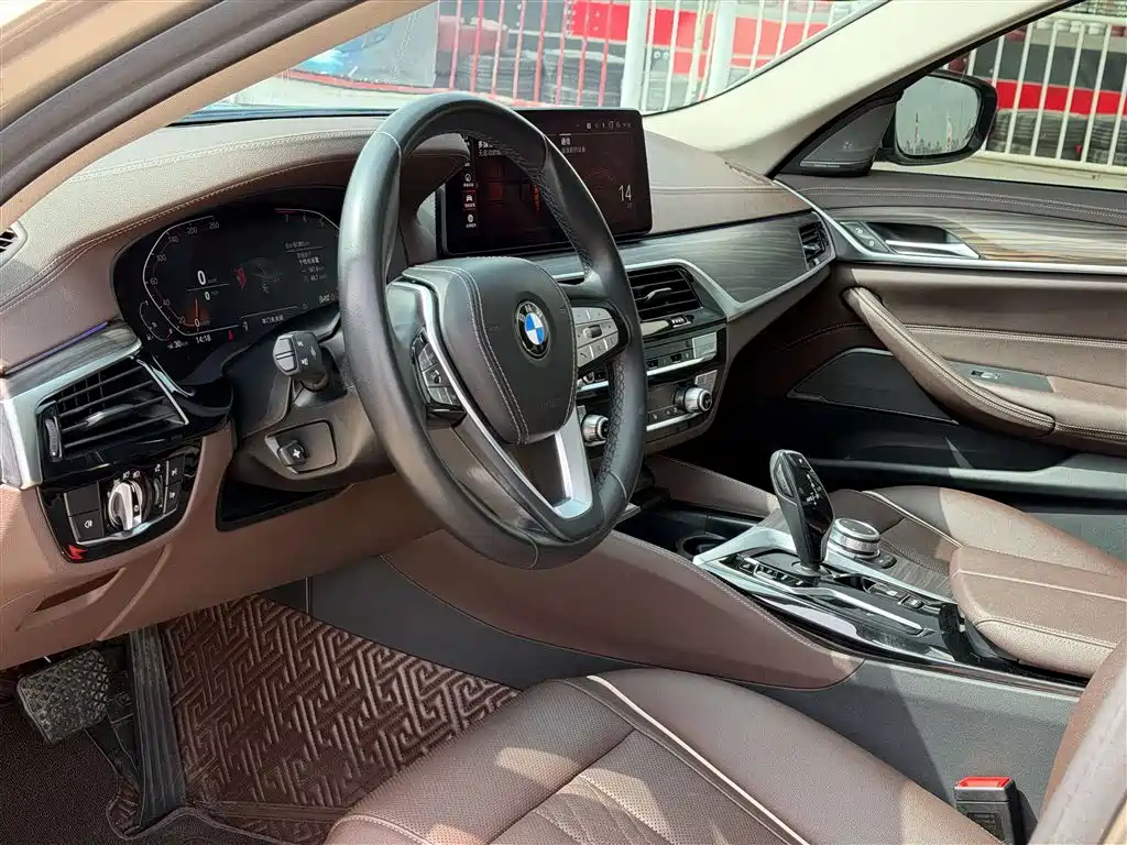 BMW 5 Series 2022 — фото 11