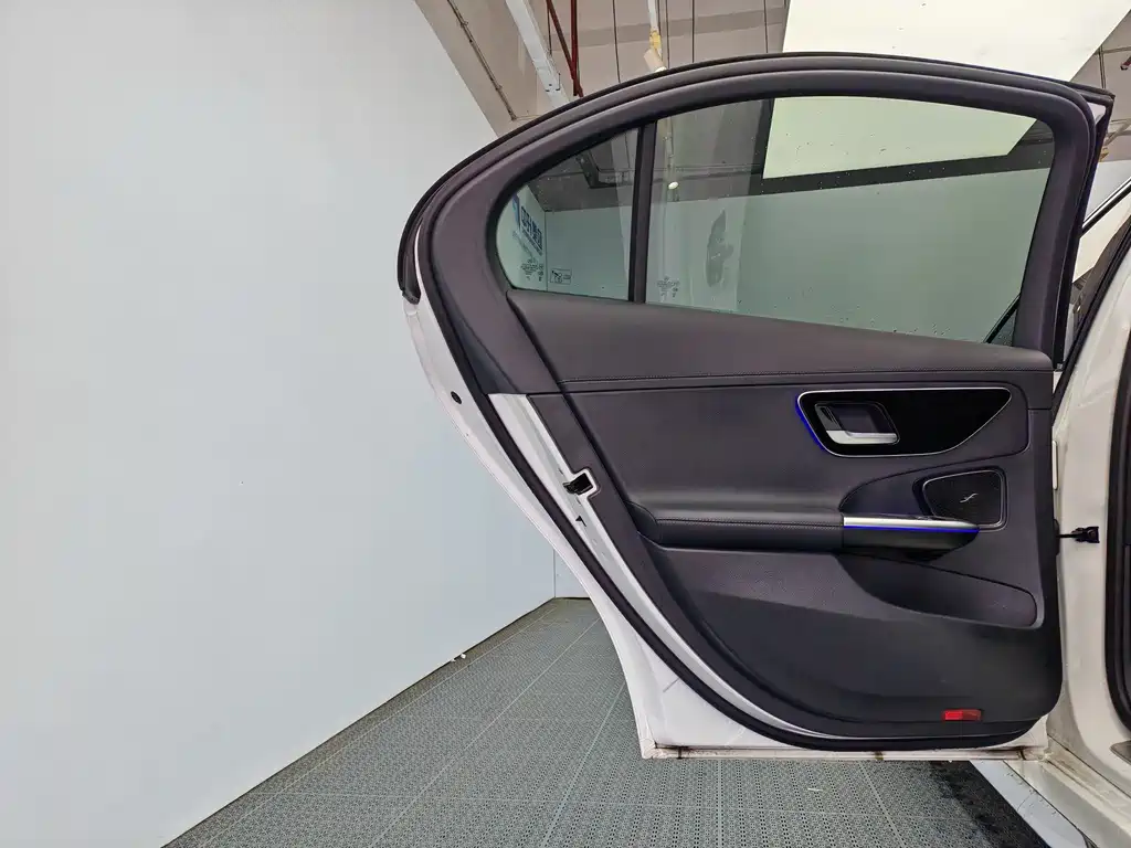 Mercedes-Benz C-Class 2024 — фото 14