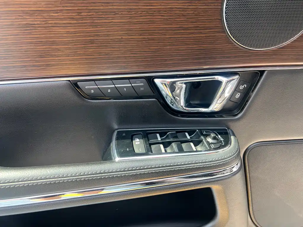 Jaguar XJ 2017 — фото 11