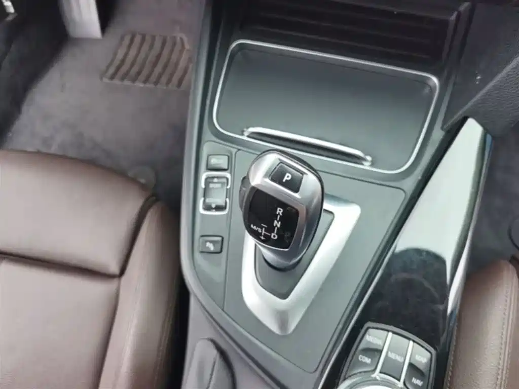 BMW 3 Series 2019 — фото 14