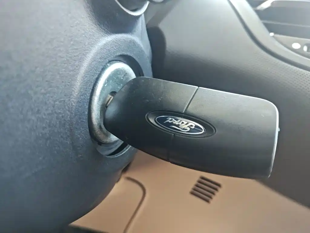 Ford Fiesta 2015 — фото 15