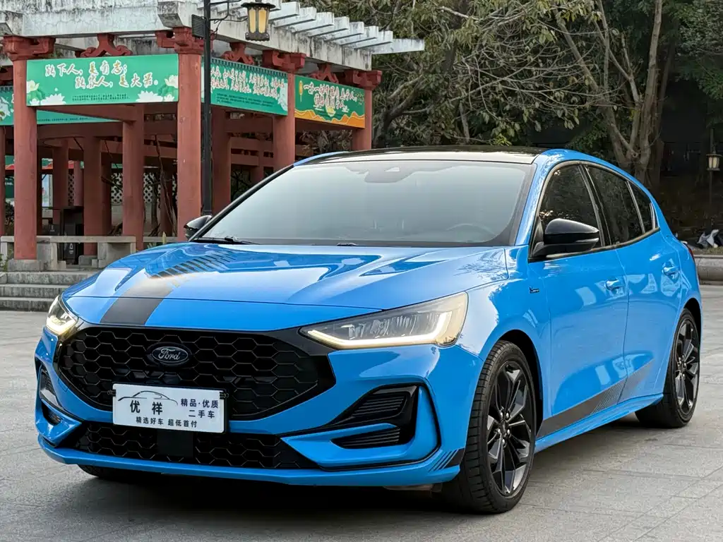 Ford Focus 2022 — фото 1