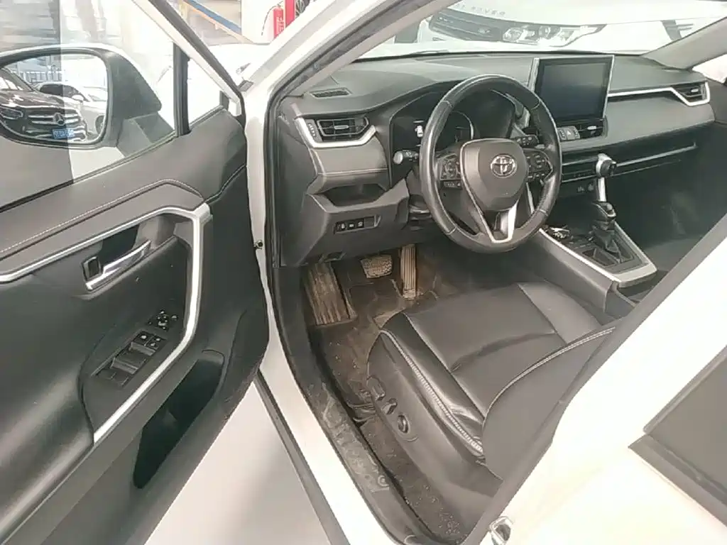 Toyota RAV4 2022 — фото 16