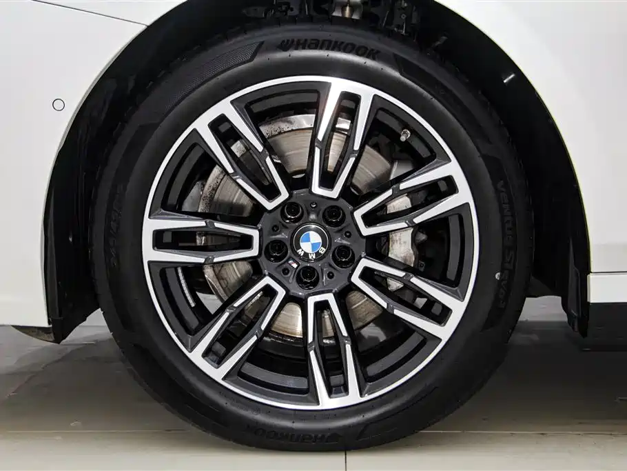 BMW 5 Series 2024 — фото 11