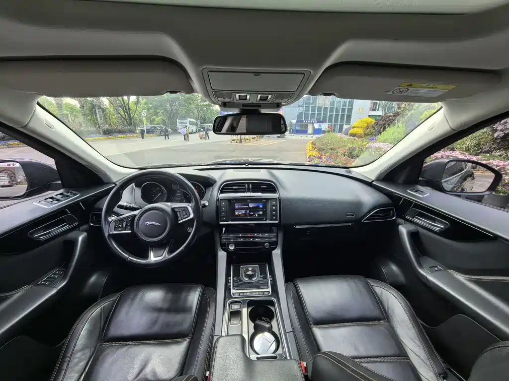 Jaguar F-PACE 2018 — фото 10