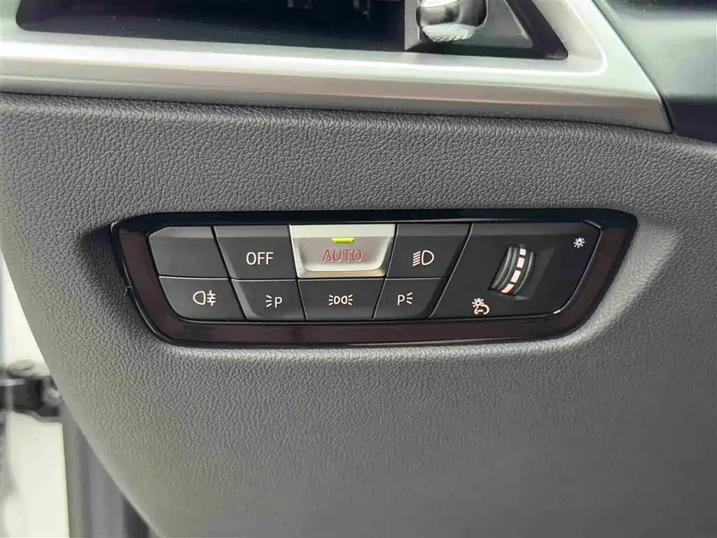 BMW 3 Series 2025 — фото 14