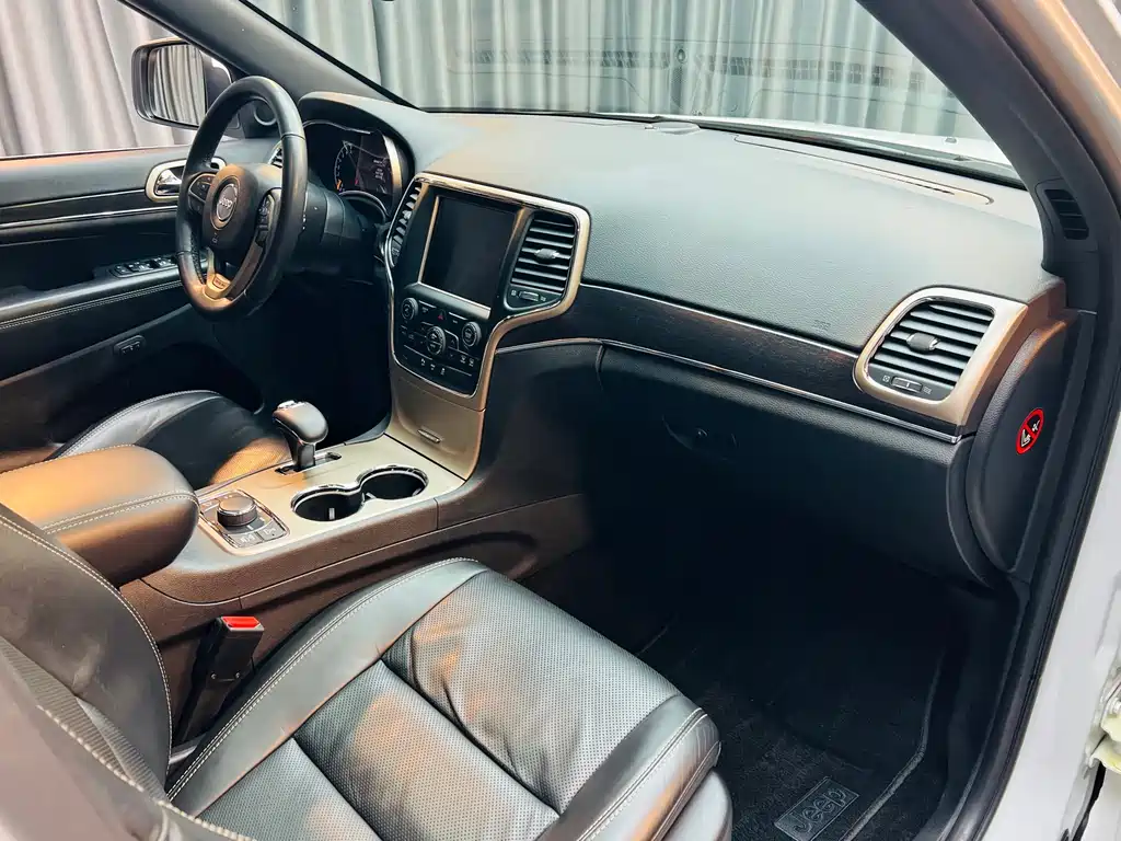 Jeep Grand Cherokee 2015 — фото 10