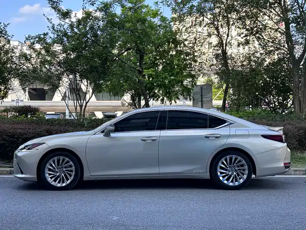 Lexus ES 2021