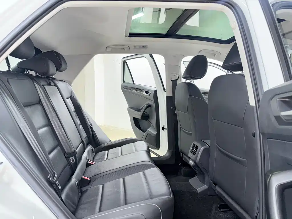 Volkswagen T-Roc 2023 — фото 9