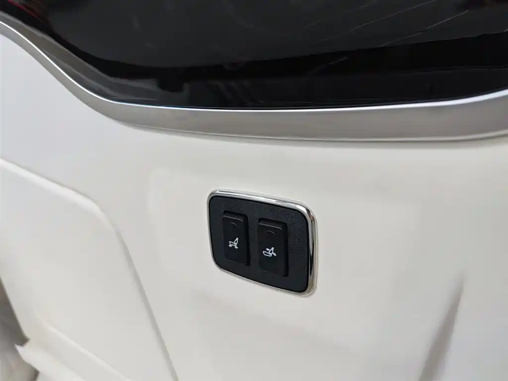 Mercedes-Benz V-Class 2023 — фото 27