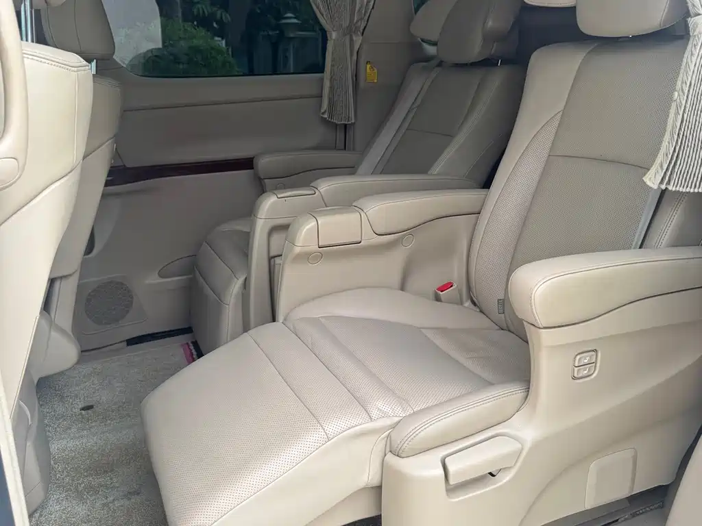 Toyota Alphard 2011 — фото 12
