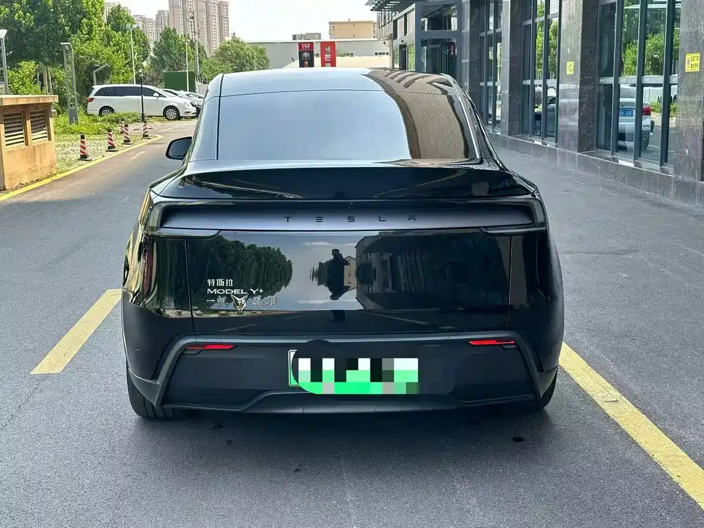 Tesla Model Y 2025
